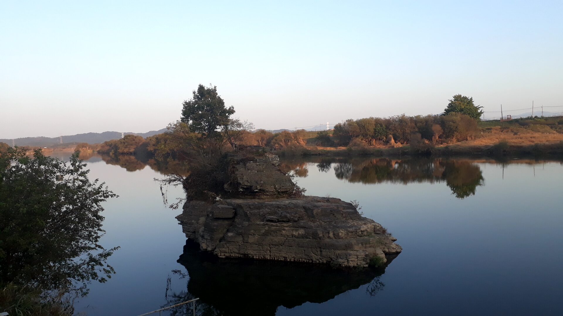Rice cooker-shaped cauldron rock, Jeongam